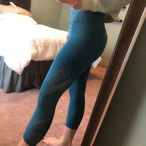 Lululemon reveal interconnect crop leggings size 4